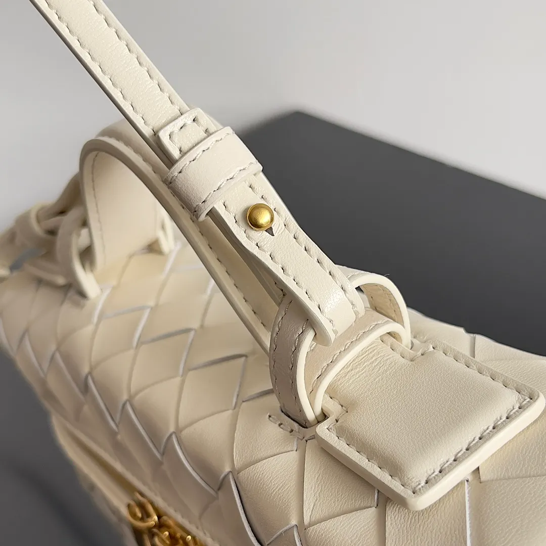 Batch 1360 Bottega Veneta 24 spring and summer woven zipper crossbody bag. A crossbody bag that can be used as a cosmetic bag. The exquisite weaving and compact body are an indispensable accessory for the upcoming summer. The double zipper also better protects the bag. It has a large capacity. If you like it, don’t miss it. Style number: 789109 Size: 22*12.5*5cm